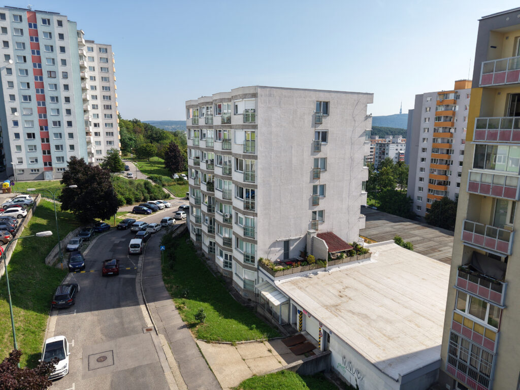 na predaj priestranný 2. izbový byt s balkónom a kobkou, Karlova Ves, Dlhé Diely-PREDANE veternicova dron 1